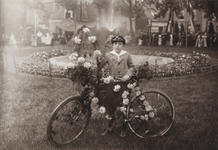 220475 Afbeelding van een jongen met een versierde fiets in het Oranjepark te Utrecht, tijdens de viering van ...